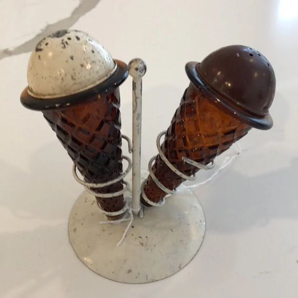 Ice cream  cone salt and pepper shakers vintage Amber glass with nesting station - Picture 11 of 12